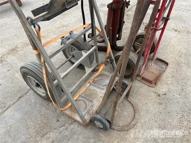  Quantity of (4) Shop Carts Andre komponenter