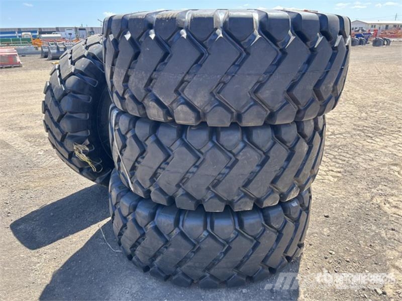 Quantity of (4) Suihe T23.5 23.5x25 Tires (Unused Opony, koła i felgi