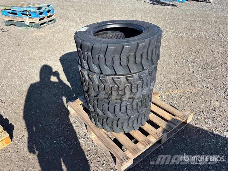 Quantity of (4) TaiHao 10-16.5 Heavy Duty Tires (U Gume, točkovi i felne