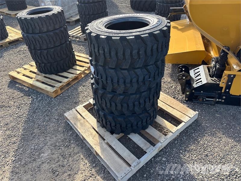 Quantity of (4) TaiHao 12-16.5 Heavy Duty Tires (U Gume, točkovi i felne