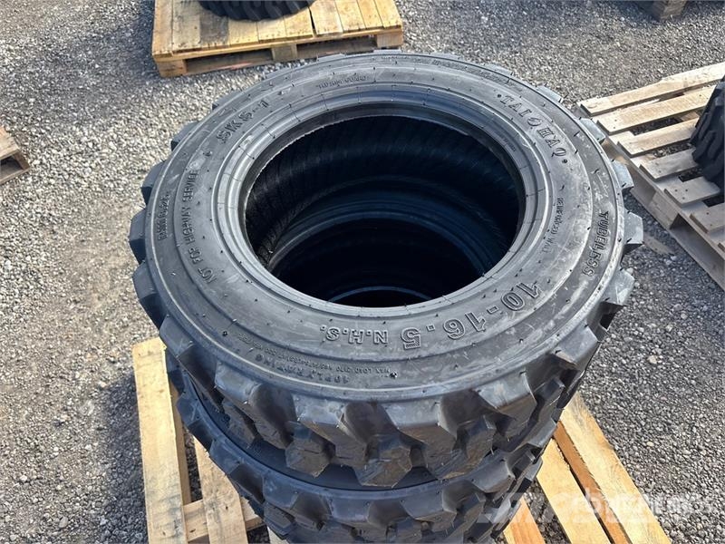Quantity of (4) TaiHao 10-16.5 Heavy Duty Tires (U Gume, točkovi i felne
