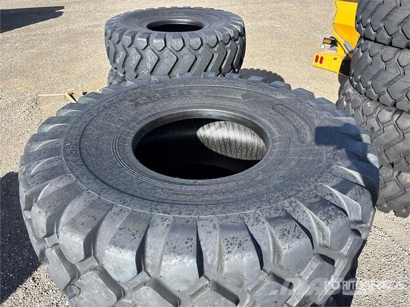 Quantity of (4) TaiHao 23.5x25 E3/L3 Heavy Duty Ti Gume, točkovi i felne