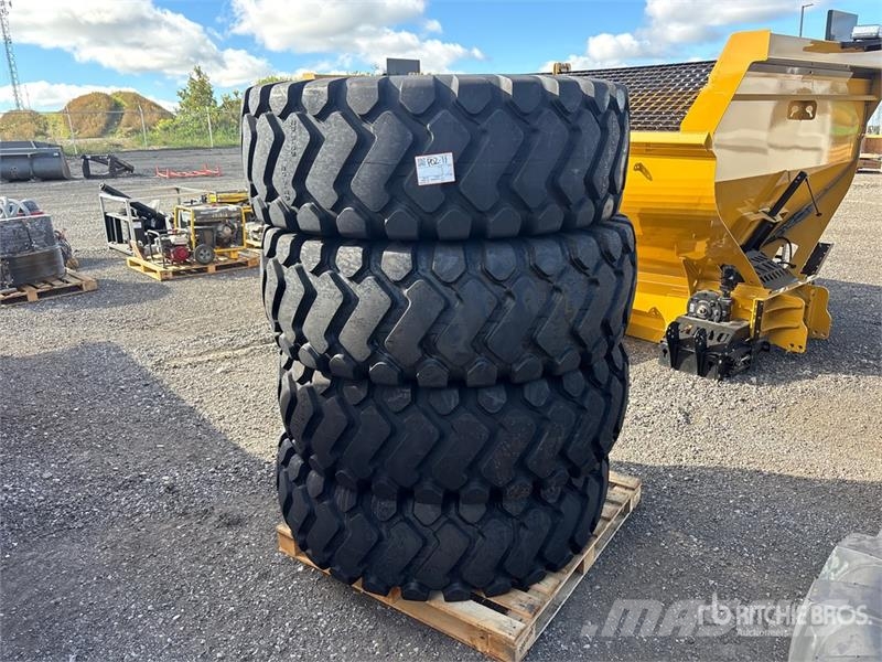 Quantity of (4) TaiHao 20.5-25 E3/L3 Heavy Duty Ti Gume, točkovi i felne
