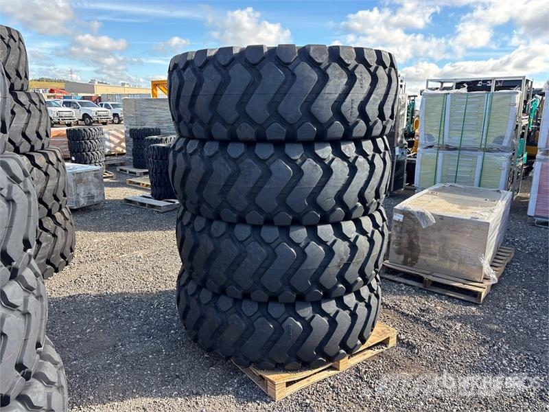 Quantity of (4) TaiHao 23.5x25 E3/L3 Heavy Duty Ti Gume, točkovi i felne