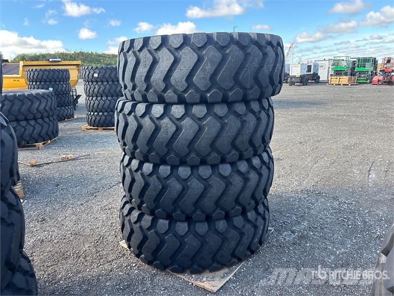 Quantity of (4) TaiHao 23.5x25 E3/L3 Heavy Duty Ti Gume, točkovi i felne