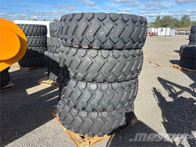 Quantity of (4) TaiHao 20.5-25 E3/L3 Heavy Duty Ti Gume, točkovi i felne