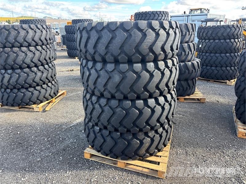 Quantity of (4) TaiHao 20.5-25 E3/L3 Heavy Duty Ti Gume, točkovi i felne