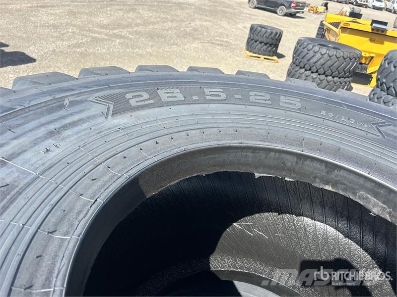 Quantity of (4) TaiHao 26.5R25 E3/L3 Heavy Duty Ti Renkaat ja vanteet