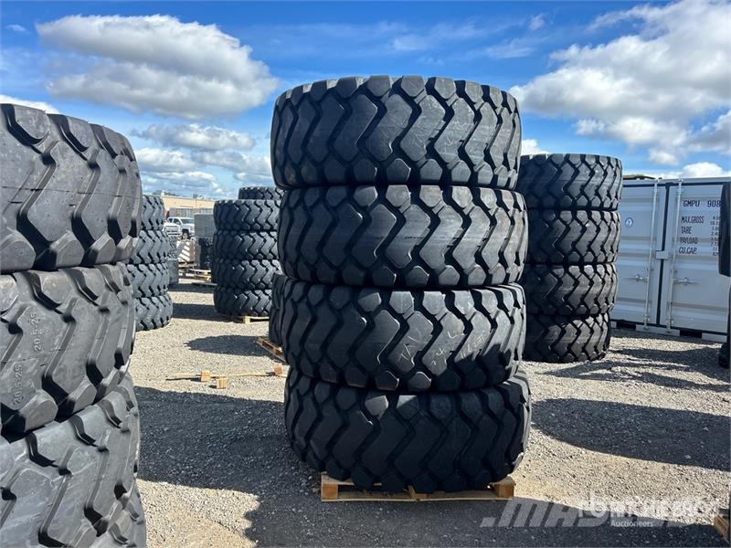Quantity of (4) TaiHao 26.5R25 E3/L3 Heavy Duty Ti Gume, točkovi i felne