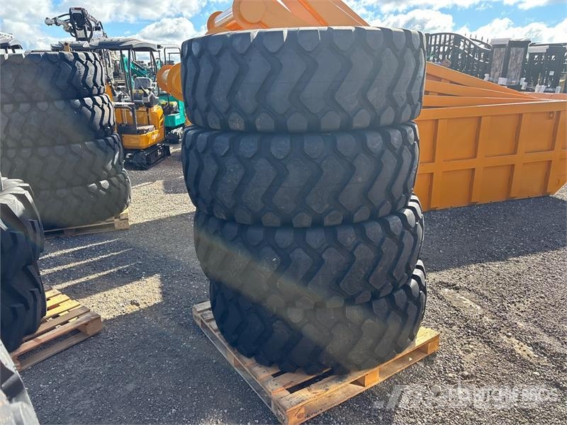 Quantity of (4) TaiHao 20.5-25 E3/L3 Heavy Duty Ti Gume, točkovi i felne
