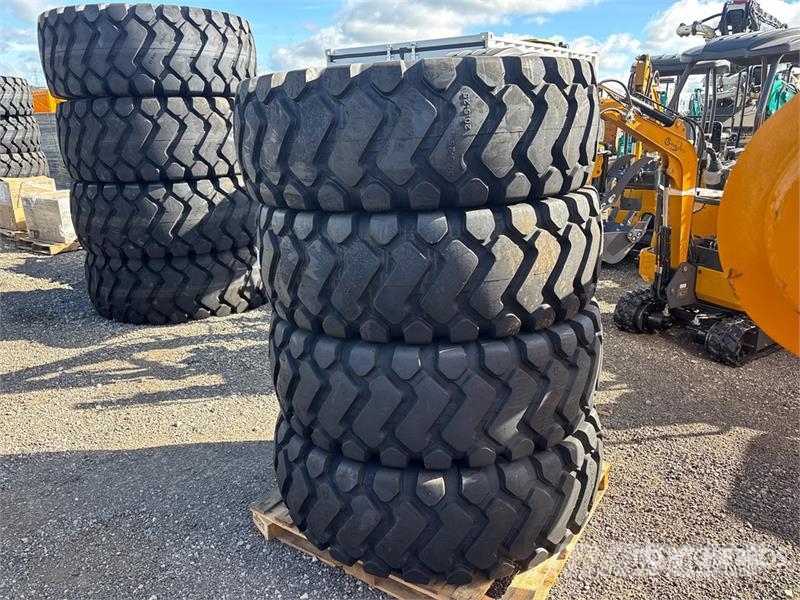 Quantity of (4) TaiHao 20.5-25 E3/L3 Heavy Duty Ti Gume, točkovi i felne