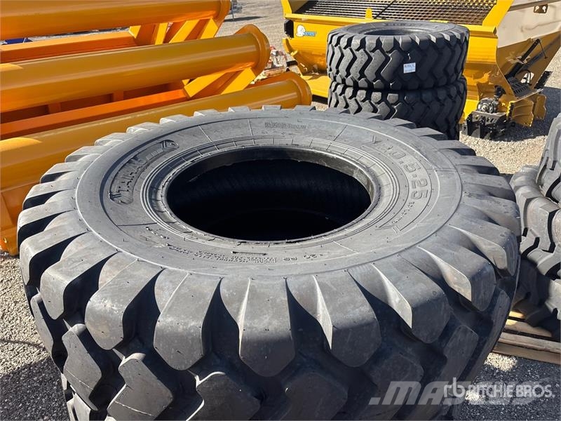 Quantity of (4) TaiHao 20.5-25 E3/L3 Heavy Duty Ti Gume, točkovi i felne