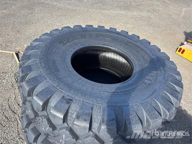 Quantity of (4) TaiHao 23.5x25 E3/L3 Heavy Duty Ti Gume, točkovi i felne
