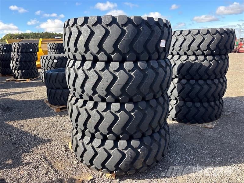 Quantity of (4) TaiHao 23.5x25 E3/L3 Heavy Duty Ti Gume, točkovi i felne