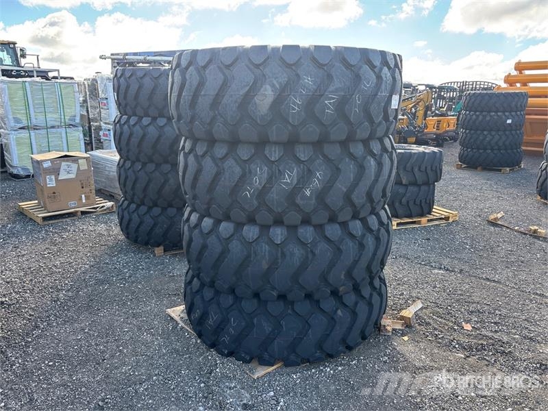 Quantity of (4) TaiHao 23.5x25 E3/L3 Heavy Duty Ti Gume, točkovi i felne