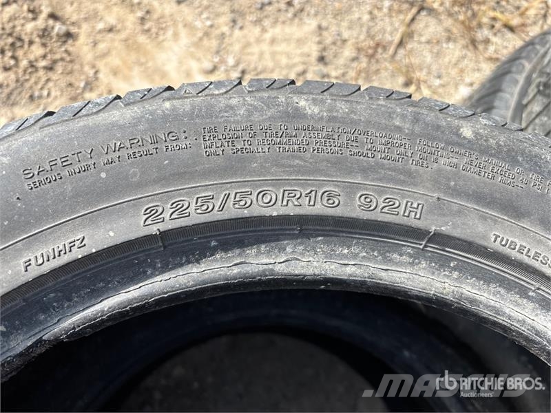  Quantity of (4) Tires الإطارات والعجلات والحافات