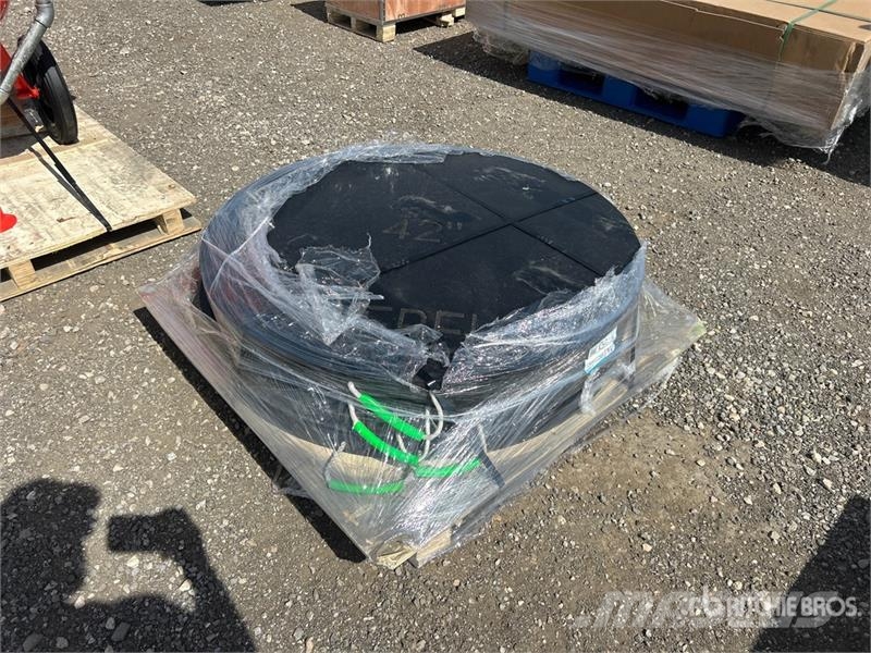 Quantity of (4) UHMWPE CP42R 42 in x 2 in Outrigge Daru tertozékok és felszerelések