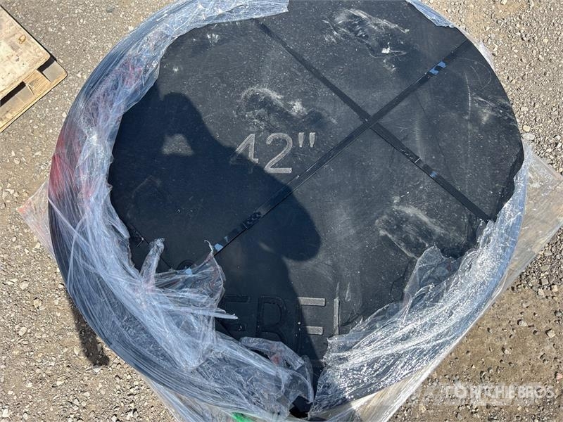 Quantity of (4) UHMWPE CP42R 42 in x 2 in Outrigge Daru tertozékok és felszerelések