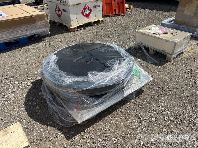 Quantity of (4) UHMWPE CP42R 42 in x 2 in Outrigge Daru tertozékok és felszerelések