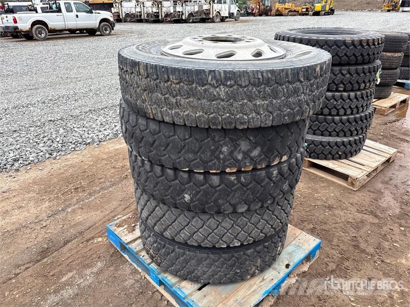 Quantity of (5) 11R24.5 Tires Opony, koła i felgi