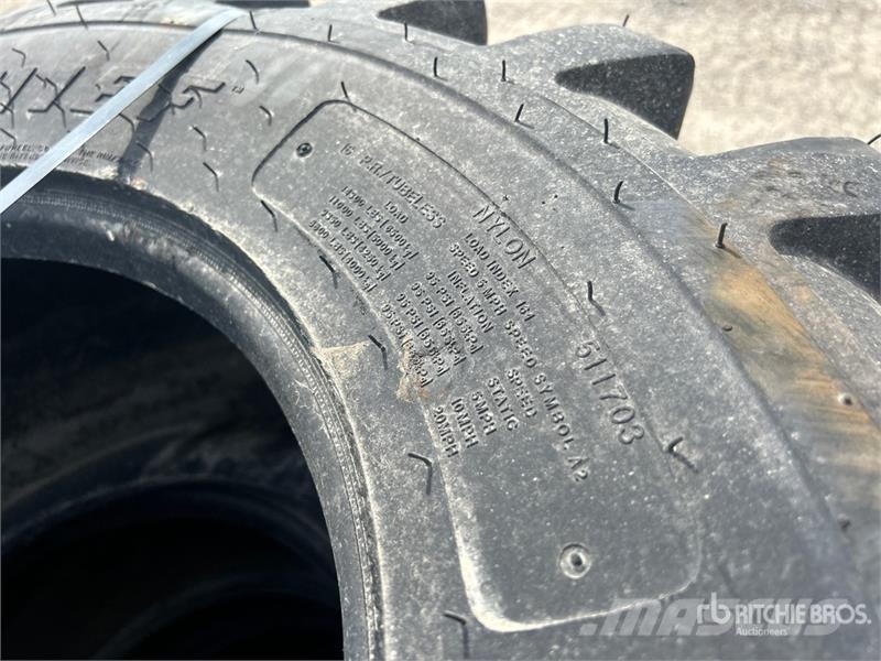 Quantity of (5) 385/65D19.5 Tires Opony, koła i felgi