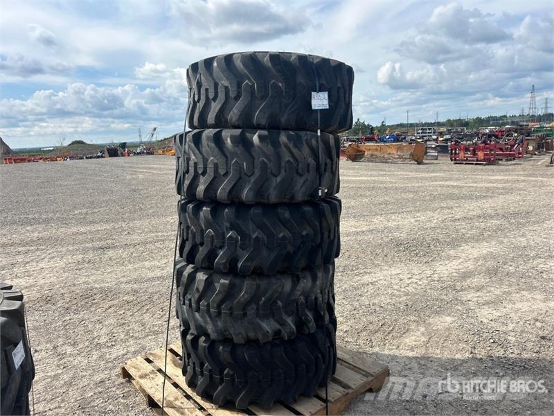 Quantity of (5) 385/65D19.5 Tires Opony, koła i felgi