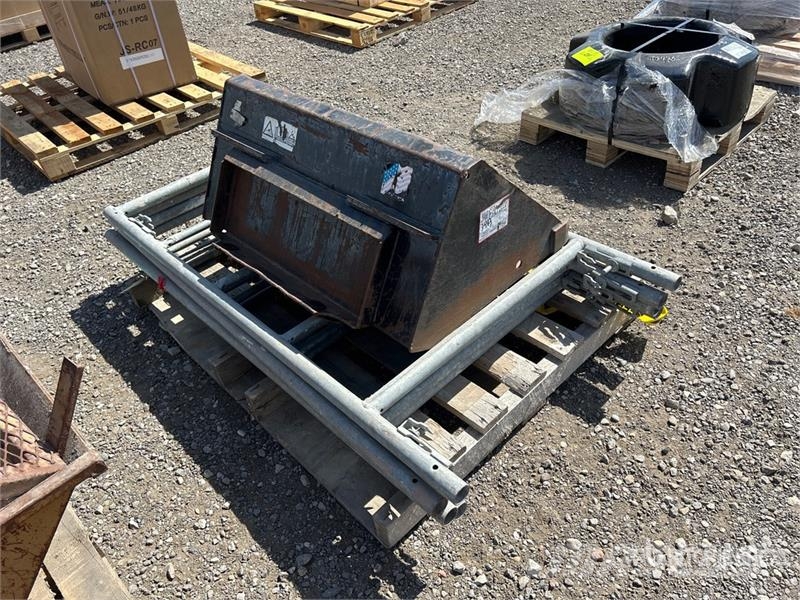 Quantity of (5) Scaffolding, skid steer bucket Drugi deli