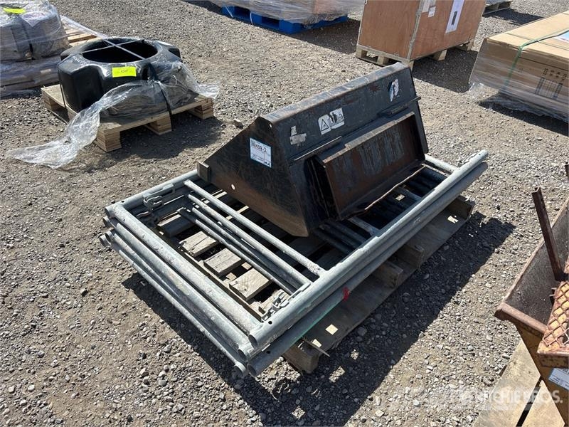 Quantity of (5) Scaffolding, skid steer bucket Drugi deli