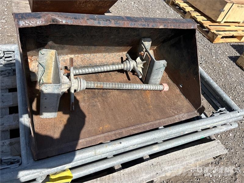 Quantity of (5) Scaffolding, skid steer bucket Drugi deli