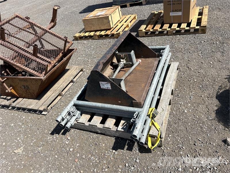 Quantity of (5) Scaffolding, skid steer bucket Drugi deli