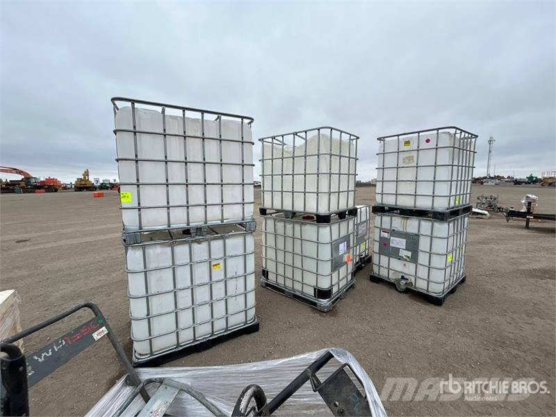 Quantity of (7) Poly Chemical Totes Tank صهاريج الوقود والصهاريج الإضافية