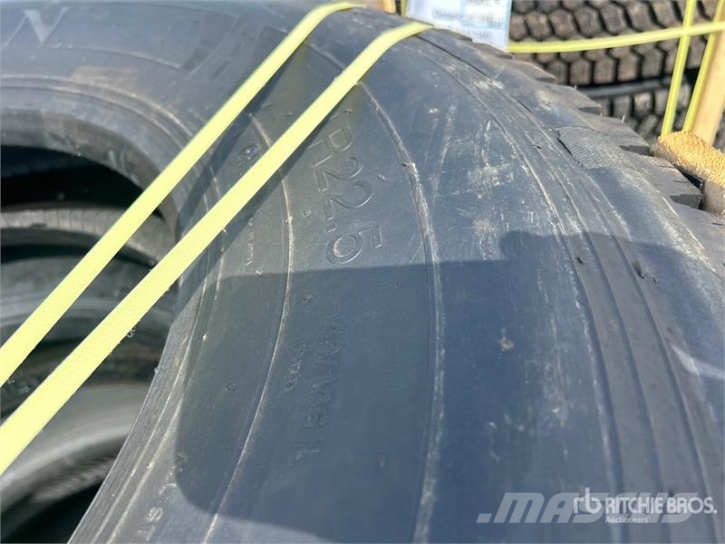 Quantity of (8) 11R22.5 Snow Traction Retread Tire Tyres, wheels and rims