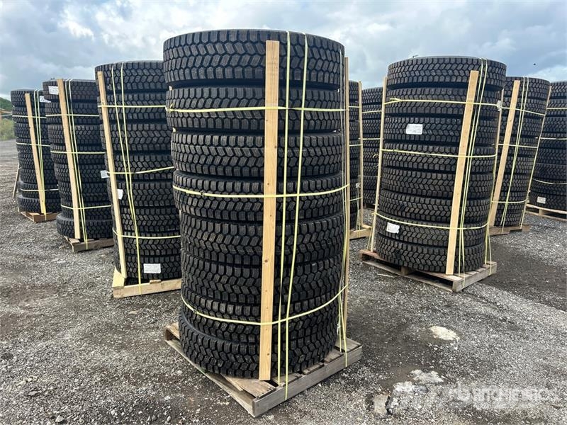  Quantity of (8) 11R22.5 Snow Traction Retread Tire Tyres, wheels and rims