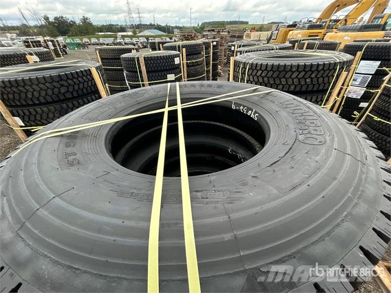  Quantity of (8) 11R22.5 Snow Traction Retread Tire Tyres, wheels and rims