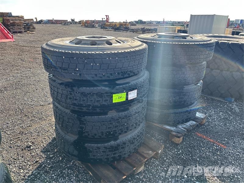 Quantity of (8) 11R22.5 Truck Tires Gume, kotači i naplatci