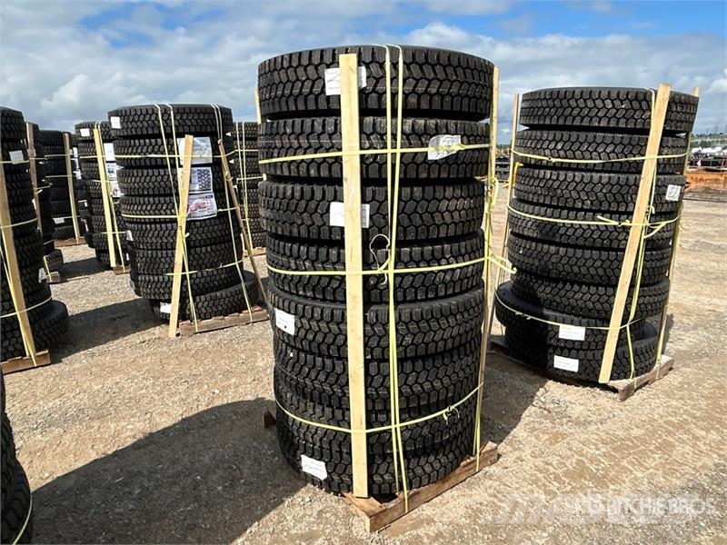 Quantity of (8) 11R22.5 Snow Traction Retread Tire Tyres, wheels and rims