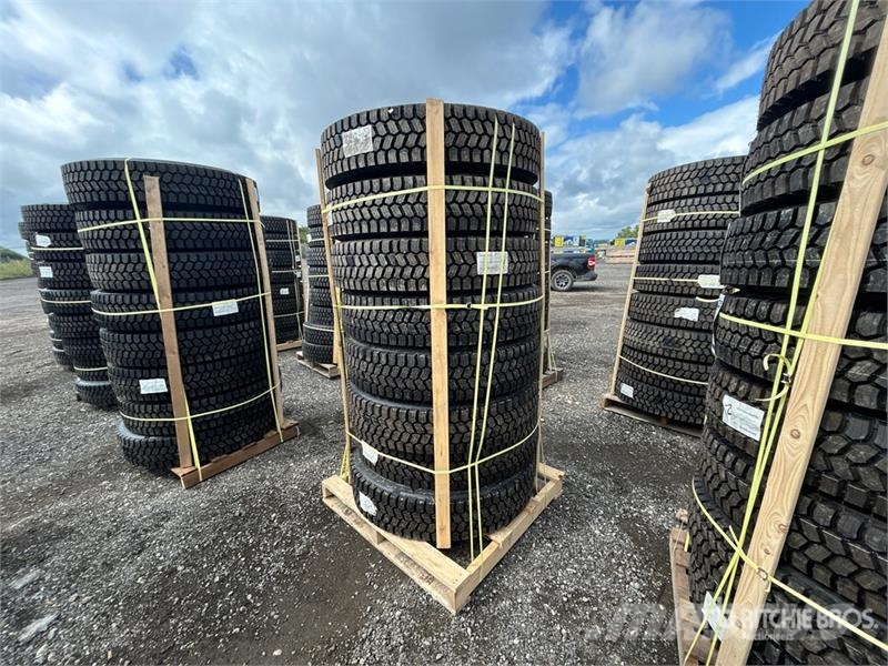 Quantity of (8) 11R22.5 Snow Traction Retread Tire Tyres, wheels and rims