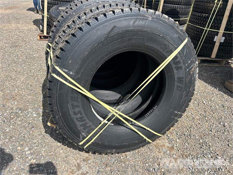 Quantity of (8) 11R22.5 Snow Traction Retread Tire Tyres, wheels and rims