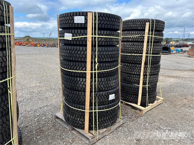 Quantity of (8) 11R22.5 Snow Traction Retread Tire Tyres, wheels and rims