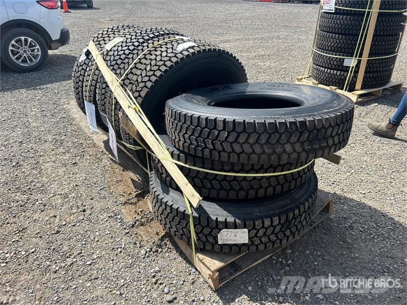 Quantity of (8) 11R22.5 Snow Traction Retread Tire Tyres, wheels and rims