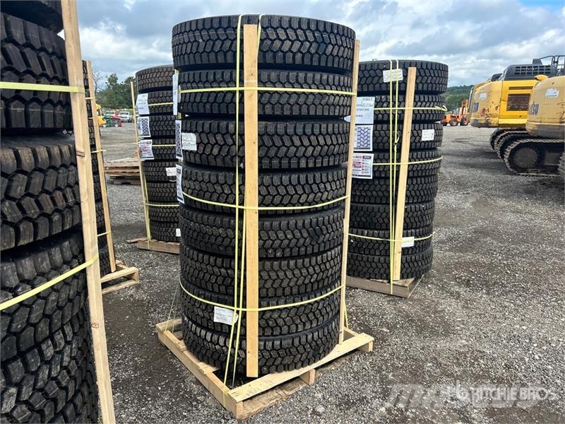  Quantity of (8) 11R22.5 Snow Traction Retread Tire الإطارات والعجلات والحافات