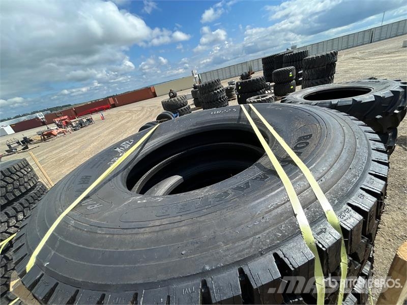  Quantity of (8) 11R22.5 Snow Traction Retread Tire Tyres, wheels and rims