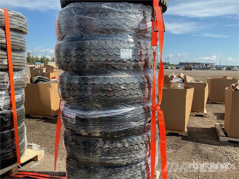 Quantity of (8) 11R22.5 All position Tires w/ Alum Banden, wielen en velgen