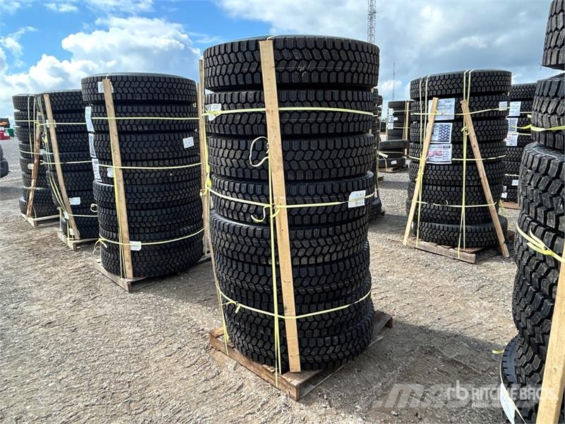  Quantity of (8) 11R22.5 Snow Traction Retread Tire Tyres, wheels and rims