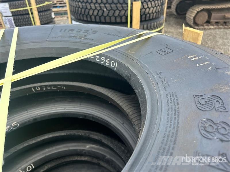  Quantity of (8) 11R22.5 Snow Traction Retread Tire Tyres, wheels and rims