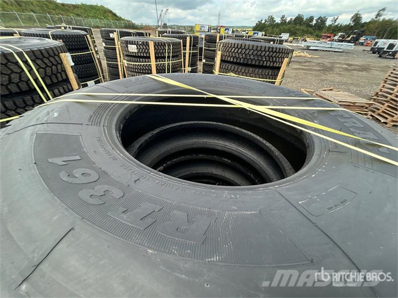  Quantity of (8) 11R22.5 Snow Traction Retread Tire Tyres, wheels and rims
