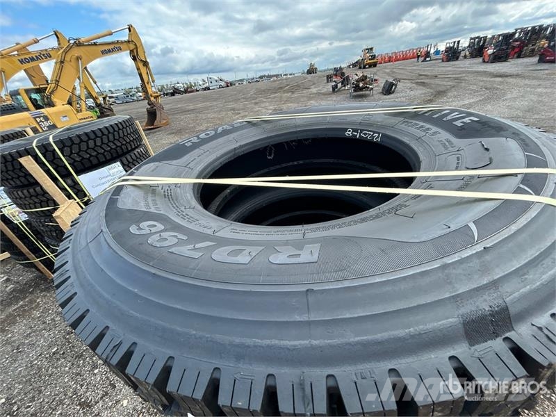  Quantity of (8) 11R22.5 Snow Traction Retread Tire Tyres, wheels and rims