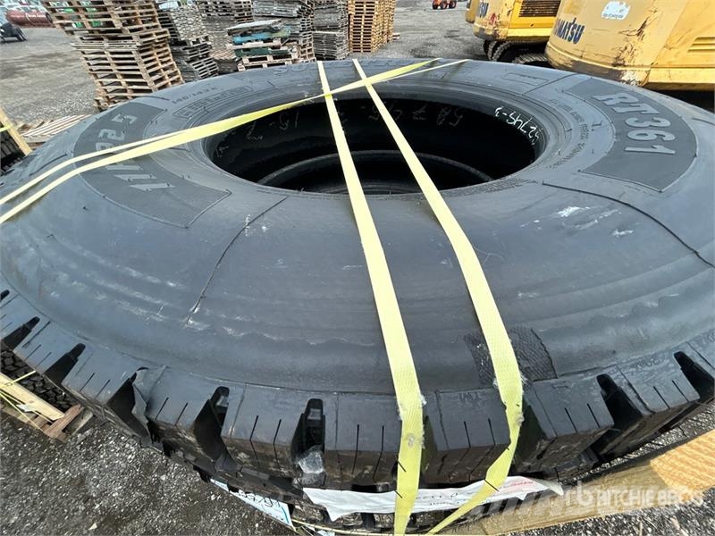  Quantity of (8) 11R22.5 Snow Traction Retread Tire Tyres, wheels and rims