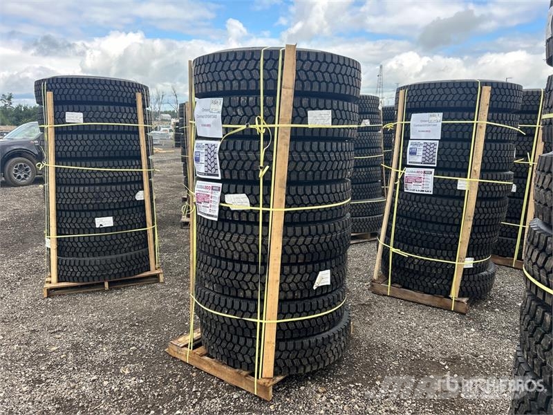  Quantity of (8) 11R22.5 Snow Traction Retread Tire Tyres, wheels and rims