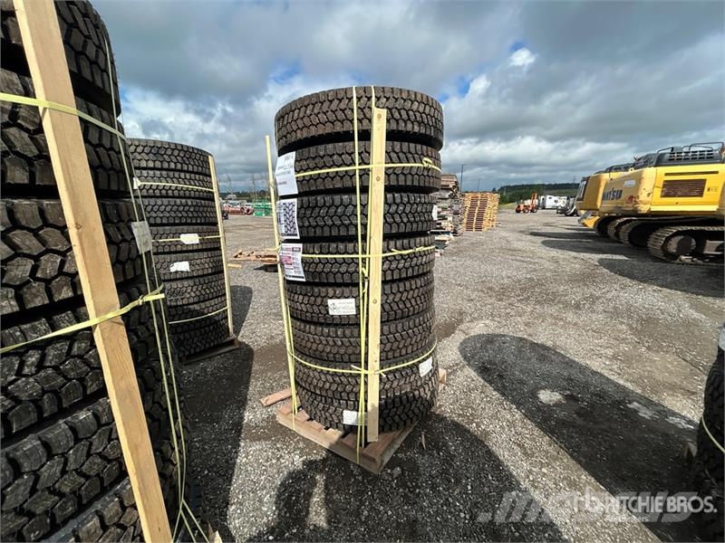  Quantity of (8) 11R22.5 Snow Traction Retread Tire الإطارات والعجلات والحافات